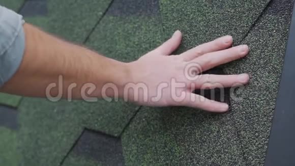 那人把手放在柔软的瓷砖上视频的预览图