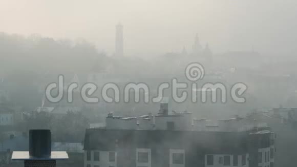 历史中心的利沃夫在浓雾中建筑物和房屋屋顶的剪影乌克兰视频的预览图