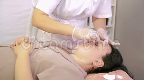 美容师对客户糖膏眉毛进行矫正视频的预览图