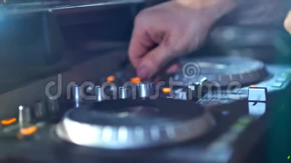 DJ用一个控制器来混合音乐视频的预览图