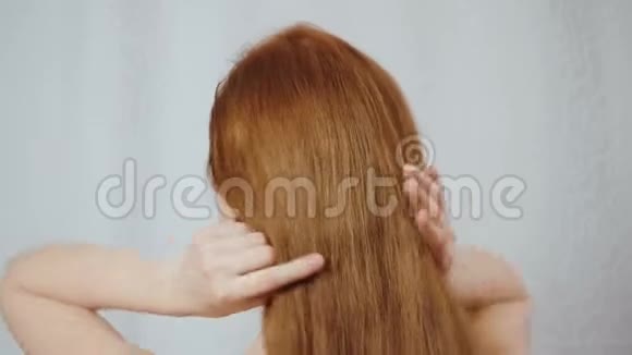 穿着米黄色丝绸睡衣的红发少女视频的预览图