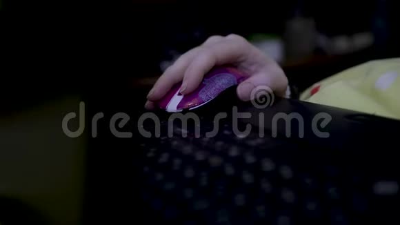 一个女人躺在电脑鼠标上的手的特写镜头女孩看着躺在床上的屏幕用鼠标控制视频的预览图