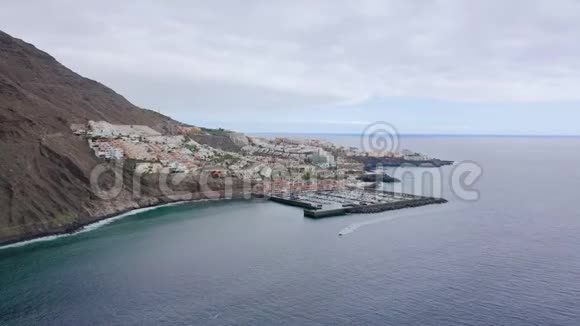 洛斯吉甘特斯鸟瞰图码头和城市景观船进入码头西班牙加那利群岛特内里费视频的预览图