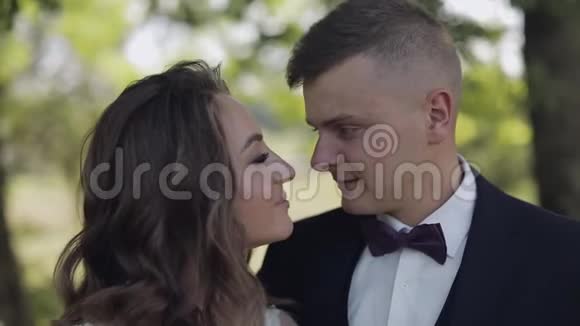 新郎新娘在公园里接吻新婚夫妇新婚快乐视频的预览图