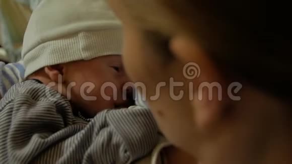 母亲母乳喂养新生儿视频的预览图