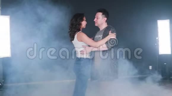 一对表演奇子巴舞动作的夫妇的动态体操镜头视频的预览图
