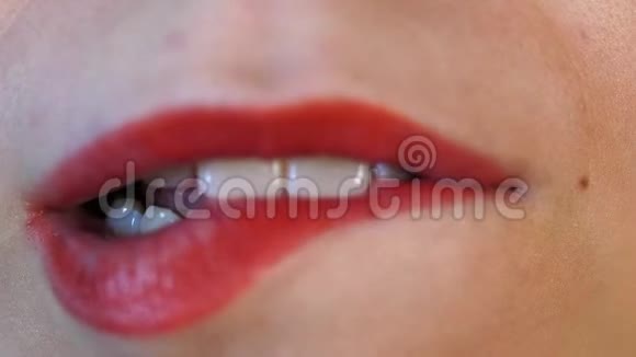 女人的嘴唇特写红唇特写在工作室温顺的嘴视频的预览图