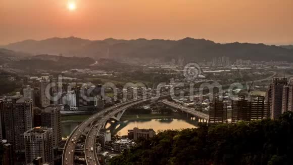 台北市日落公路桥4K流运动效应视频的预览图