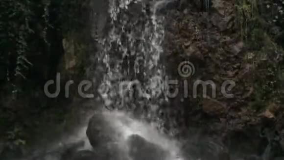 从顶部流出的瀑布视频的预览图