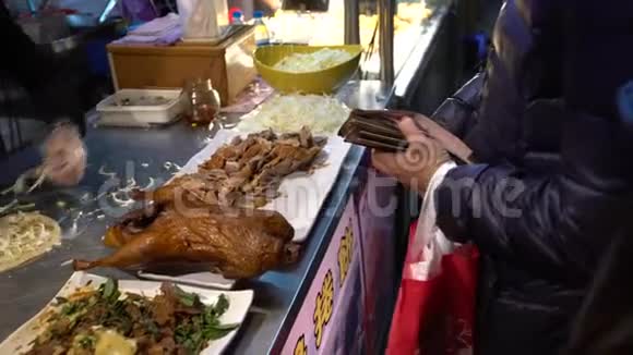 4K亚洲女人准备著名的北京鸭菜做美味的玉米煎饼视频的预览图
