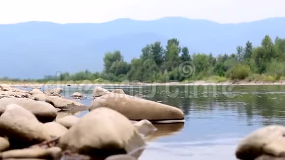 山河的水流它平静地在山谷中流动洛基海岸是可见的在地平线上视频的预览图