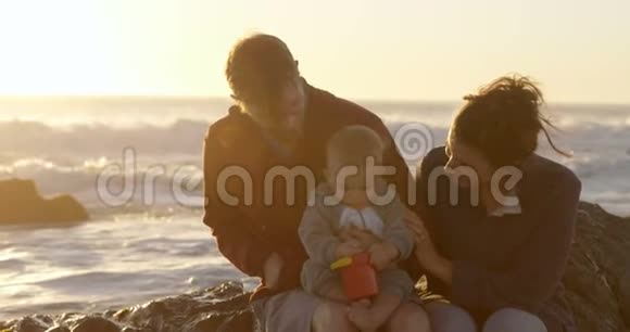 家人在海滩放松4K视频的预览图