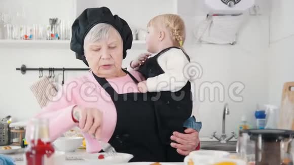 一位老妇人吃着带着酸奶油的煎饼手里拿着一个小女孩视频的预览图