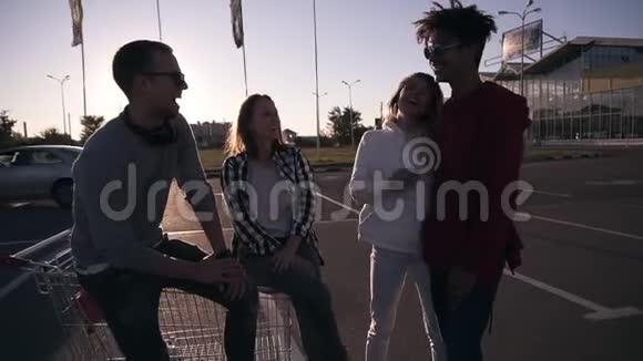 年轻的混血儿朋友站在停车场外面说话戴墨镜的白种人坐在视频的预览图