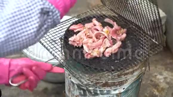 4鳗鱼在去除活鳗鱼皮后进行陆上海鱼烧烤视频的预览图