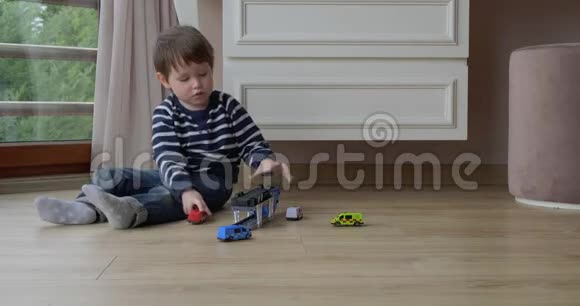 幼儿在家玩汽车视频的预览图