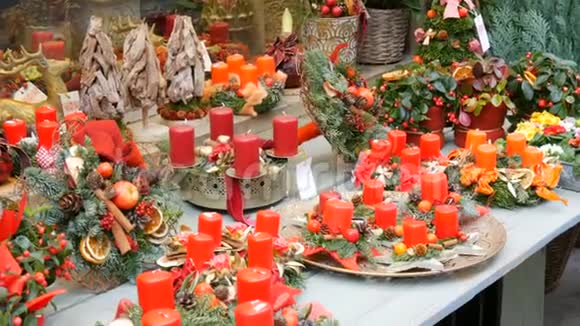 精美装饰的圣诞装饰红蜡烛和商店橱窗上的花环视频的预览图