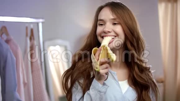 吃香蕉的快乐女人女性饮食中的健康热带水果视频的预览图