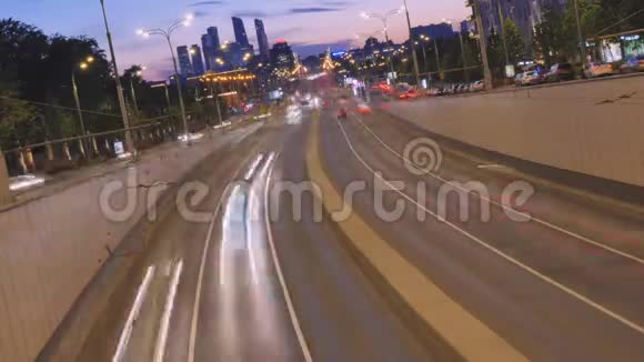 在城市的灰色道路上开灯的汽车视频的预览图