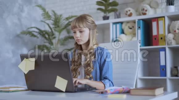 可爱的聪明女孩在电脑上和朋友聊天现代技术4K视频的预览图
