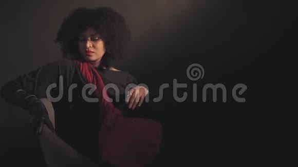 戴红领巾的女人坐在椅子上视频的预览图