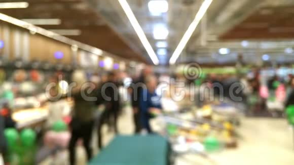 在现代超市购物食品和杂货店顾客模糊运动的抽象内部分散视频的预览图