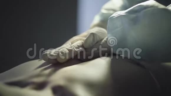 医生双手戴着白手套胸外按压人体视频的预览图