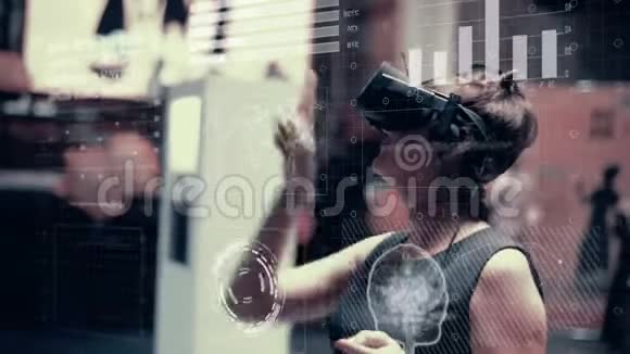 一位戴着虚拟现实眼镜的年轻女性使用了未来的全息界面视频的预览图