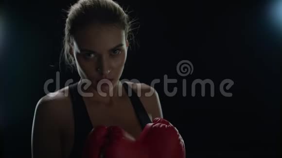 女拳击手用照相机慢动作女子战斗机训练视频的预览图