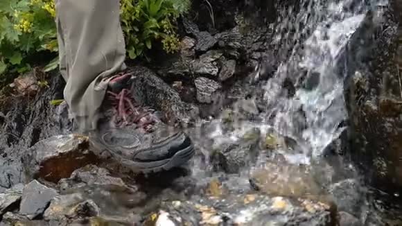 年轻人脚站在格鲁吉亚山脉的山瀑布下在索洛莫视频的预览图