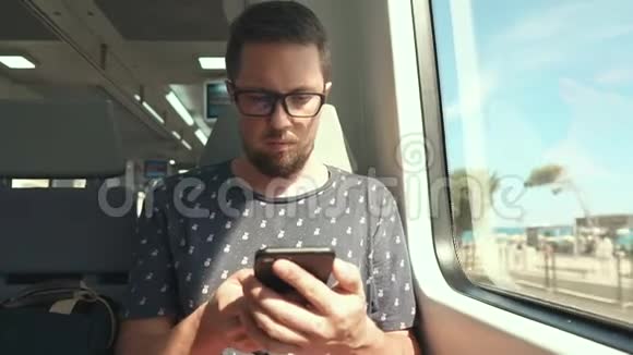 带智能手机的人坐火车视频的预览图