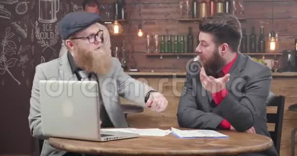 两个商人在咖啡店的重要谈话中喝咖啡视频的预览图