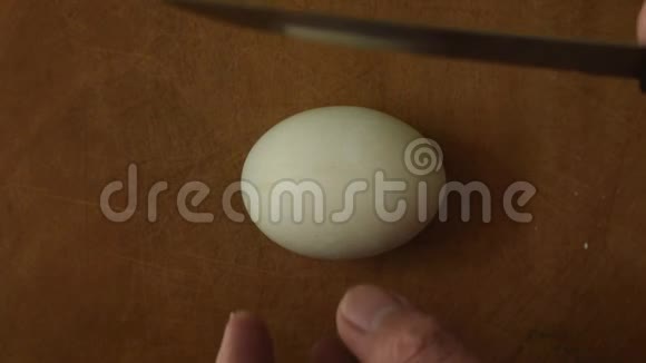 用菜刀把咸蛋切成两半视频的预览图