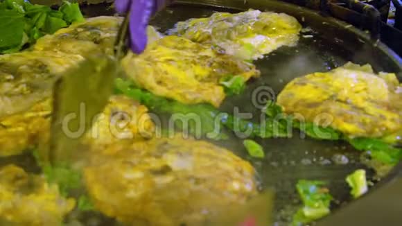 慢动作亚洲人在夜市上做著名的牡蛎煎蛋视频的预览图