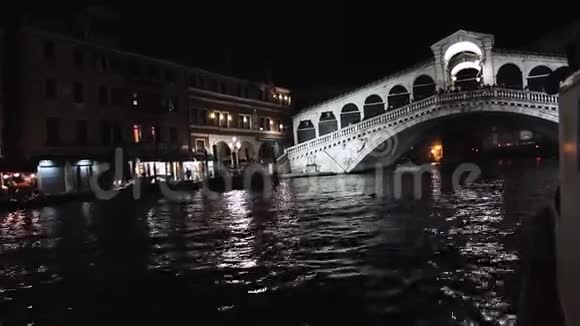 威尼斯大运河的夜间照明意大利里尔托桥的美丽夜景对水的反射视频的预览图