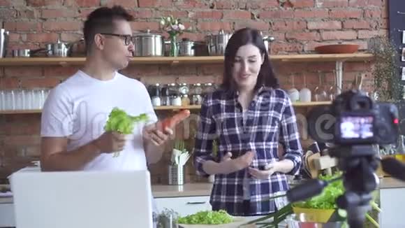 两位博客作者一男一女素食主义者谈论健康蔬菜和如何烹饪视频的预览图