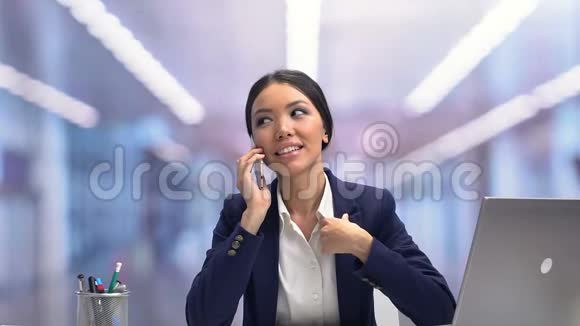 微笑迷人的商务小姐在休息时打电话聊天放松视频的预览图