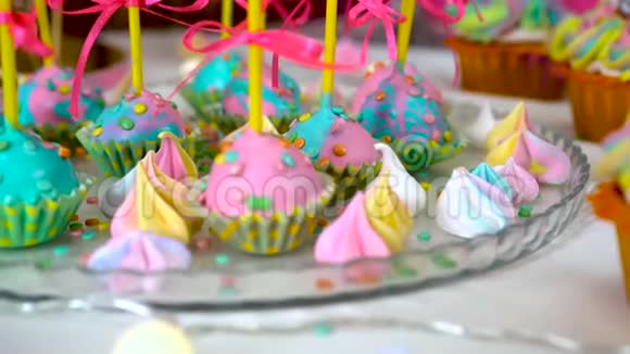 孩子们生日聚会糖果装饰的棒棒糖的缓慢特写动作视频的预览图