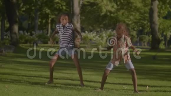 可爱的非裔美国孩子在公园跳嘻哈舞视频的预览图