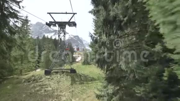 从缆车贡多拉在瑞士阿尔卑斯山的皮拉特斯山卢塞恩湖地区移动的景色视频的预览图