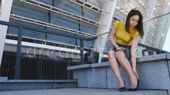 亚洲商务小姐脚踩着疲惫的脚视频的预览图