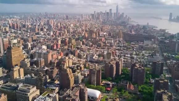 纽约曼哈顿的鸟瞰图高楼大厦晴天空中时差视频的预览图