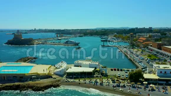 罗得老港的空中镜头包括停靠在老城港口的豪华游艇和一般景观视频的预览图