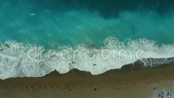 从埃利海滩上的无人机可以看到希腊沙滩海浪冲浪度假者视频的预览图