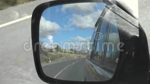 4K车镜在西班牙美丽乡村的漫长道路上行驶视频的预览图