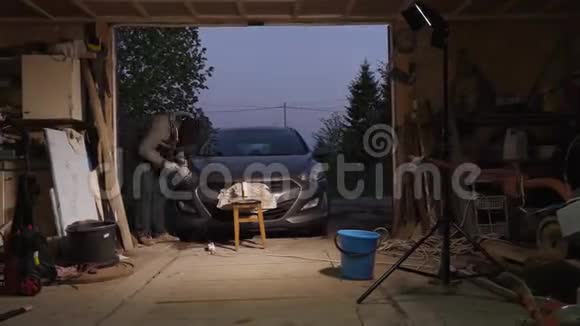 汽车前照灯抛光在车库延时视频视频的预览图