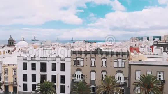 在首都加那利岛中心的老广场的鸟瞰西班牙建筑和许多儿童视频的预览图