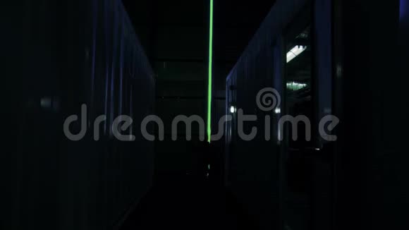 带有绿色屏幕背景的集装箱仓库的人开门视频的预览图