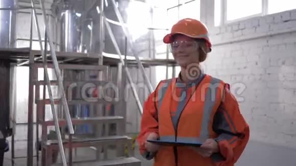 工作中的两性平等工厂的男女工程师讨论新项目和使用平板电脑视频的预览图