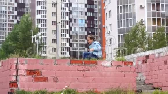 女孩阿尔比娜6岁在巴诺市的街道上跳跃2018年夏季视频的预览图